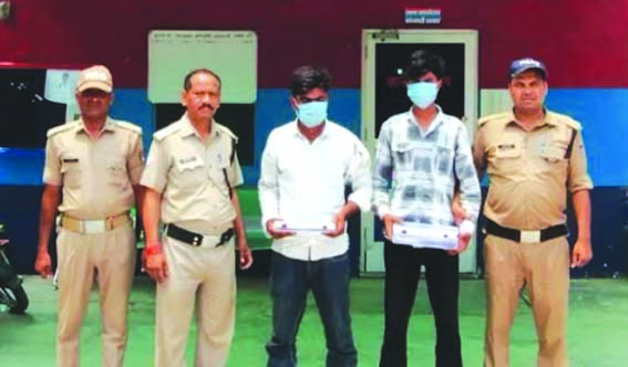 पुलिस गिरफ्त में आरोपित पुलिस गिरफ्त में आरोपित