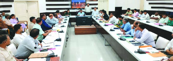 बैठक लेते हुए डीएम कर्मेन्द्र सिंह बैठक लेते हुए डीएम कर्मेन्द्र सिंह