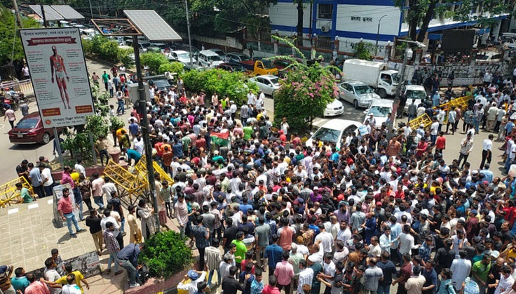 ढाका साउथ सिटी कॉरपोरेशन के विभागों में जड़ा ताला, प्रदर्शन