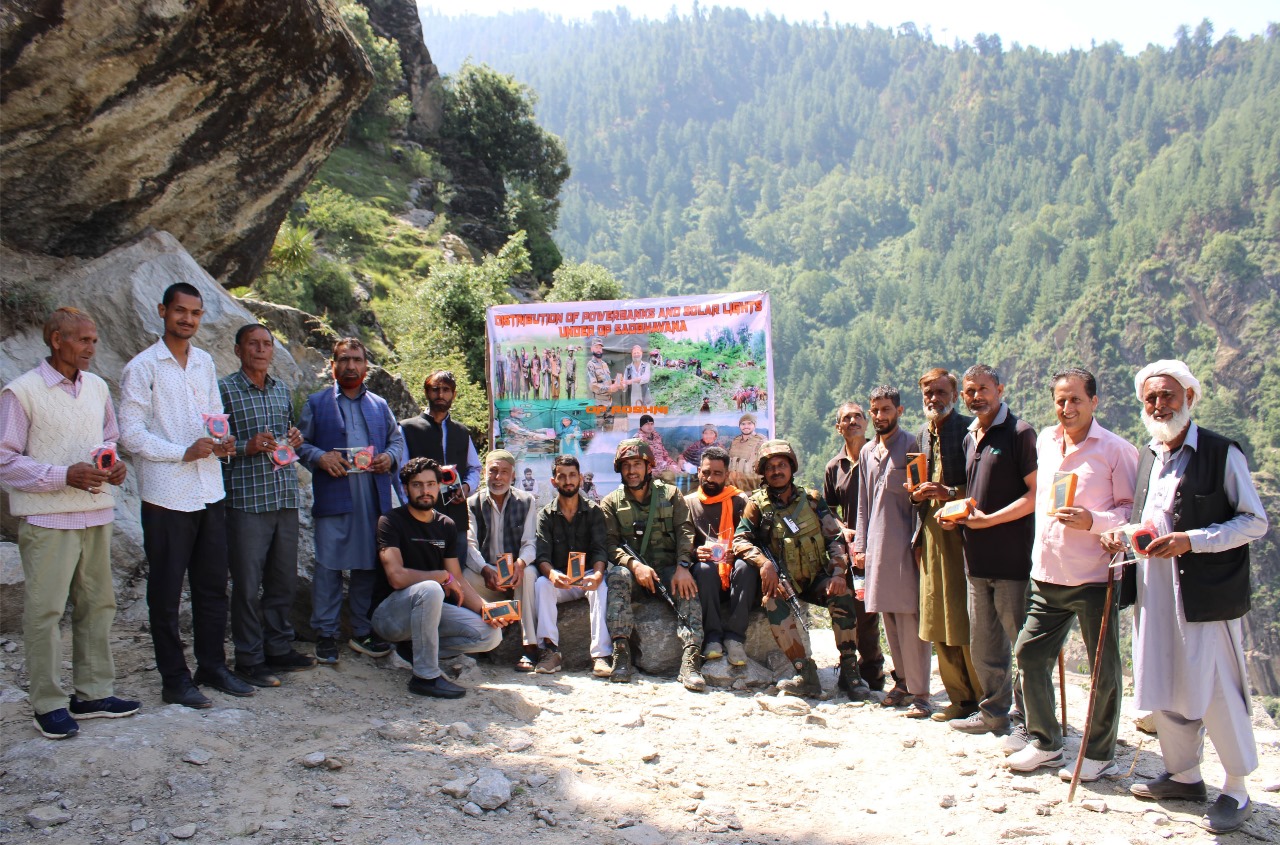 जरूरतमंदों को सोलर लाइट व पावर बैंक वितरित किए