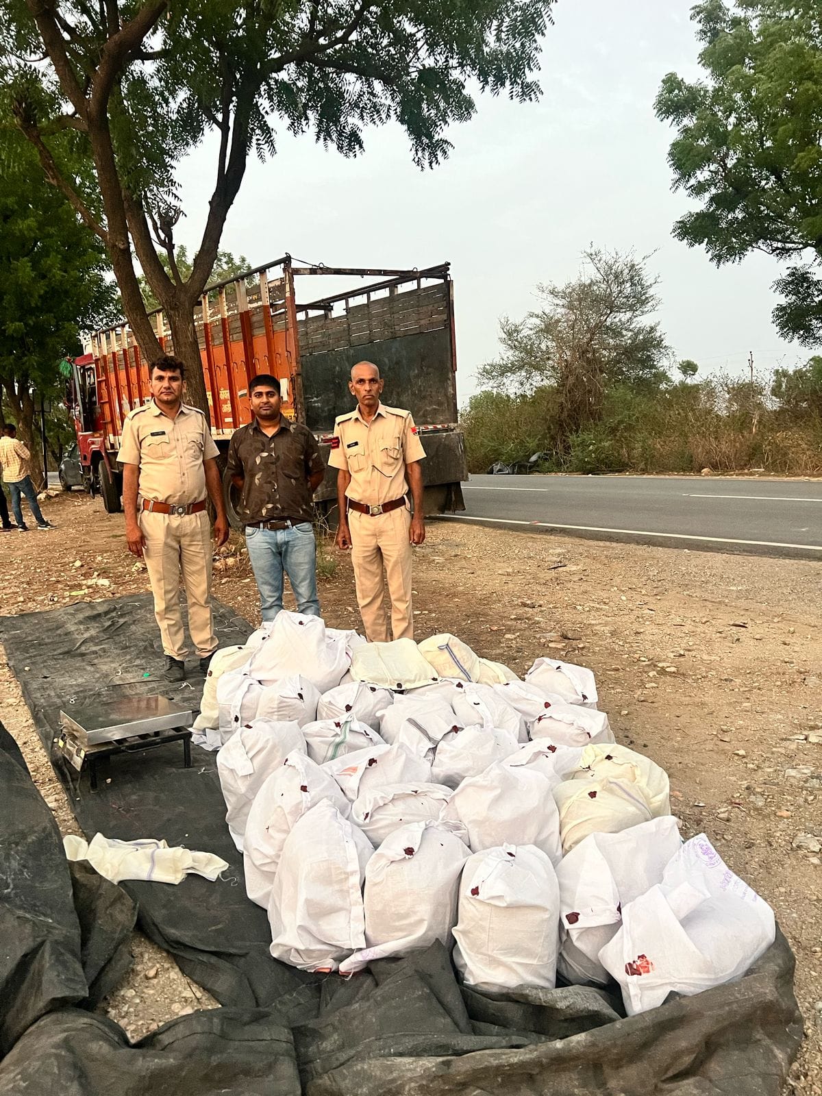 एन्टी गैंगस्टर टास्क फोर्स की बड़ी कार्रवाई :  ट्रक कन्टेनर में तस्करी कर लाई जा रही नशे की बड़ी खेप पकड़ाई