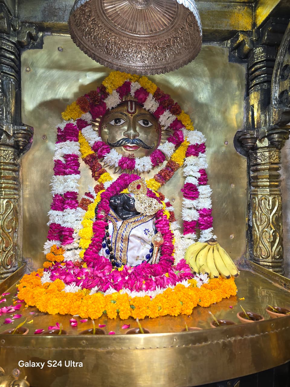शनि जंयती: दिन भर तेल से अभिषेक, रात को सजी झांकी