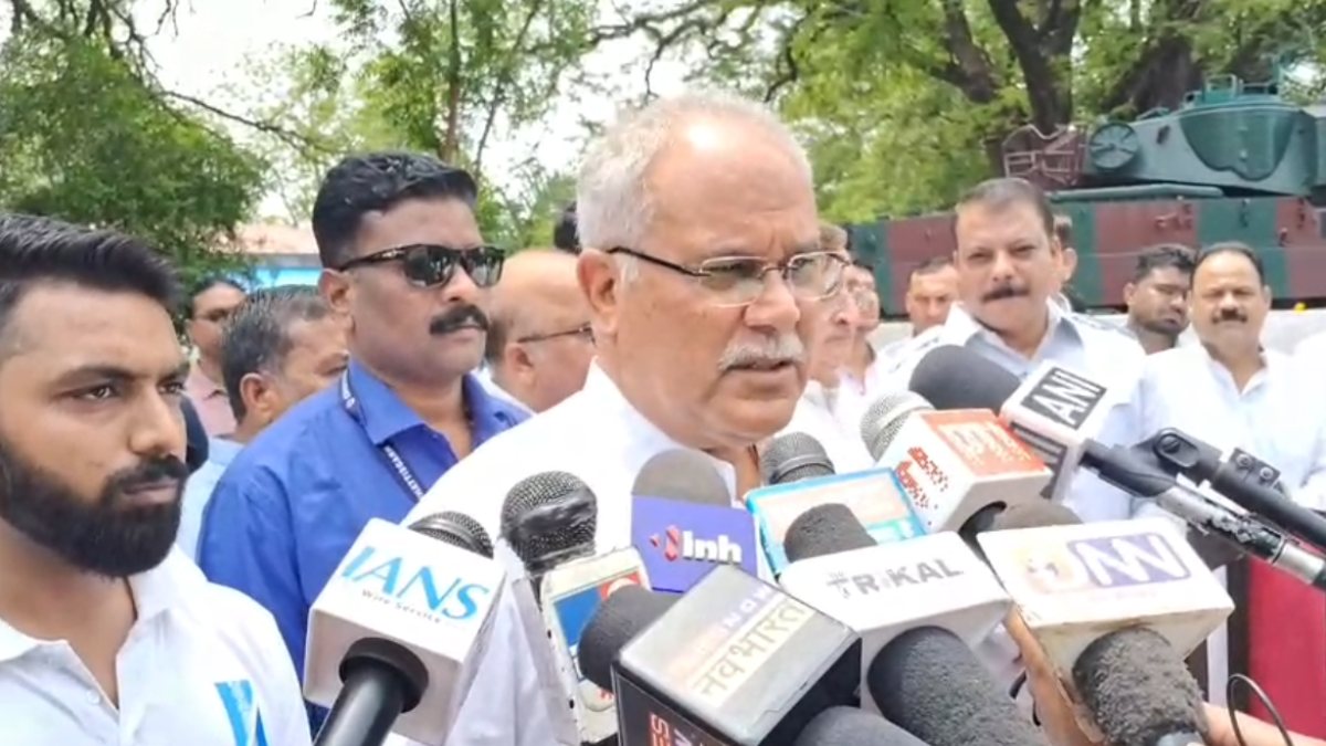 जबलपुर: कांग्रेस की जय हिंद सभा में मंच छोड़ आमजनों के बीच बैठे दिग्विजय सिंह