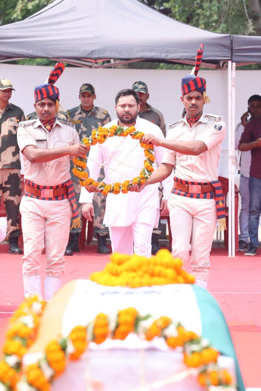 पटना एयरपोर्ट पर बीएसएफ के सब-इंस्पेक्टर अमर शहीद मोहम्मद इम्तियाज को इंडिया पाक पाकिस्तान युद्ध में शहीद शहीद जवान को श्रद्धांजलि देते नेता प्रतिपक्ष तेजस्वी यादव पटना एयरपोर्ट पर बीएसएफ के सब-इंस्पेक्टर अमर शहीद मोहम्मद इम्तियाज को इंडिया पाक पाकिस्तान युद्ध में शहीद शहीद जवान को श्रद्धांजलि देते नेता प्रतिपक्ष तेजस्वी यादव