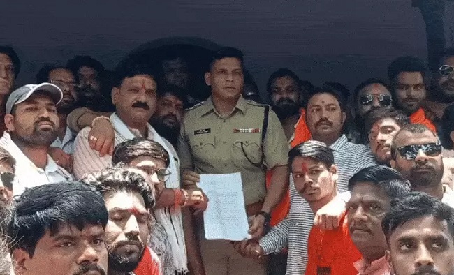 रतलामः मुस्लिम युवक ने चांटा मारकर तिलक लगाने से मना किया, सर्व हिंदू समाज ने किया प्रदर्शन