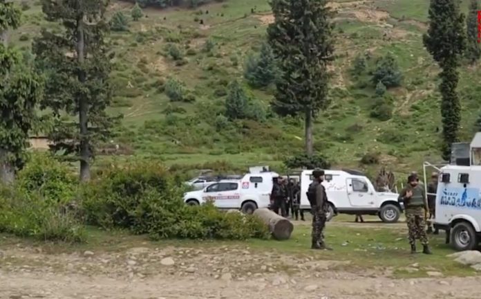 शोपियां में सुरक्षाबलों के साथ मुठभेड़, तीन आतंकवादी ढेर