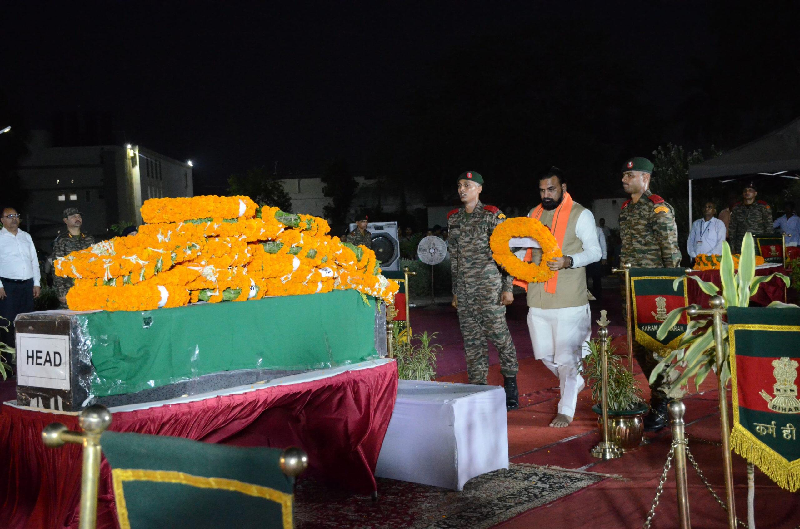 उपमुख्यमंत्री सम्राट चौधरी शहीद सेना के जवान मनीष कुमार को श्रद्धांजलि अर्पित करते