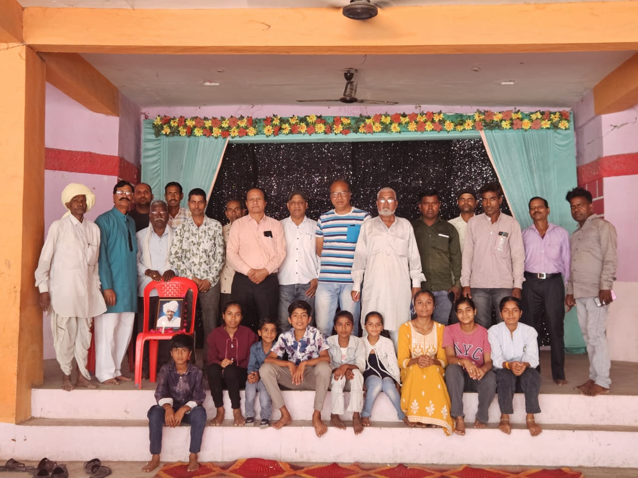 नागदा : ट्रैन में चाय बैचने वाले शख्स की अनूठी सोच, पिता की स्मृति में प्रतिभावन बच्चों को दिया पुरस्कार
