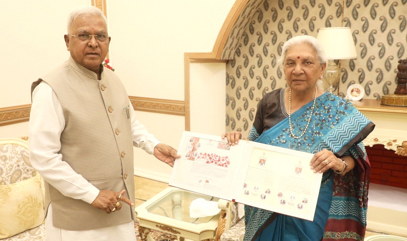 मप्रः राज्यपाल मंगुभाई पटेल से उत्तरप्रदेश की राज्यपाल आनंदीबेन पटेल ने की सौजन्य भेंट