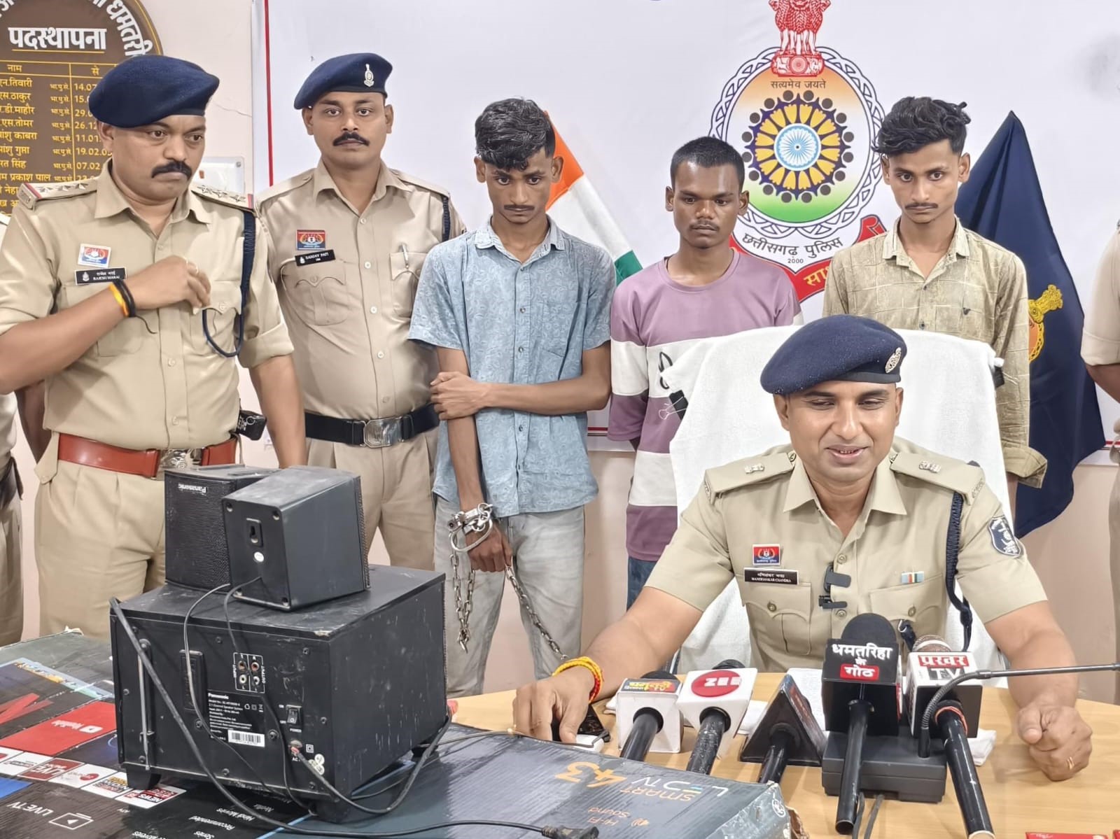 चोरी के जुर्म में दो जुड़वा भाई समेत तीन आरोपित गिरफ्तार