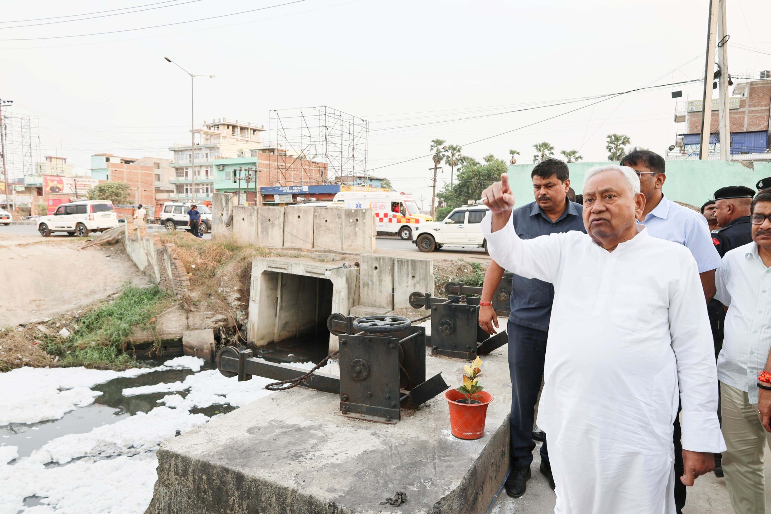 भूमिगत नाला के साथ सड़क निर्माण एवं ड्रेनेज पंपिंग प्लांट,का निरीक्षण करते हुए मुख्यमंत्री नीतीश कुमार