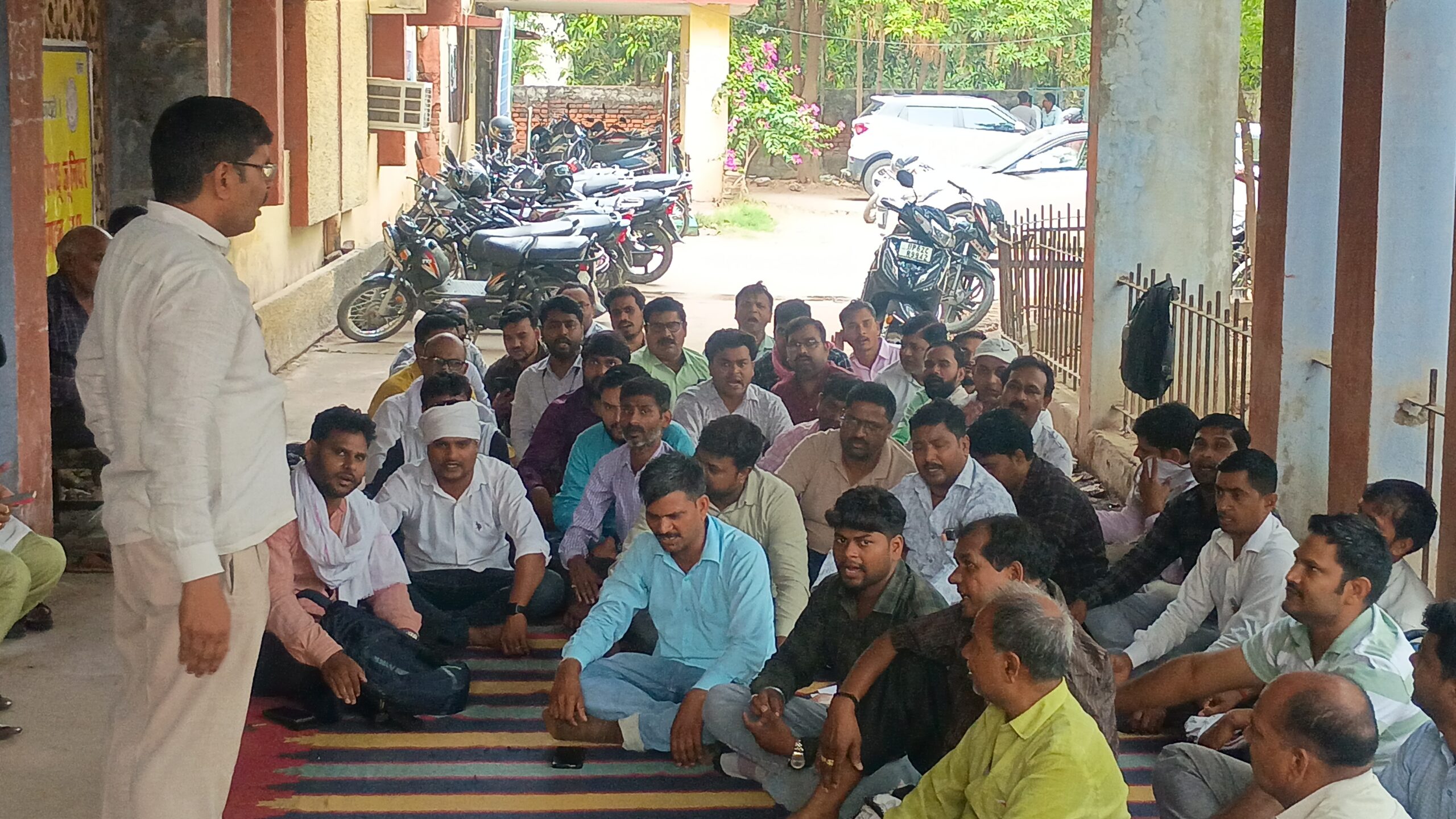 निजीकरण के विरोध में बिजली विभाग के कर्मचारी धरने पर