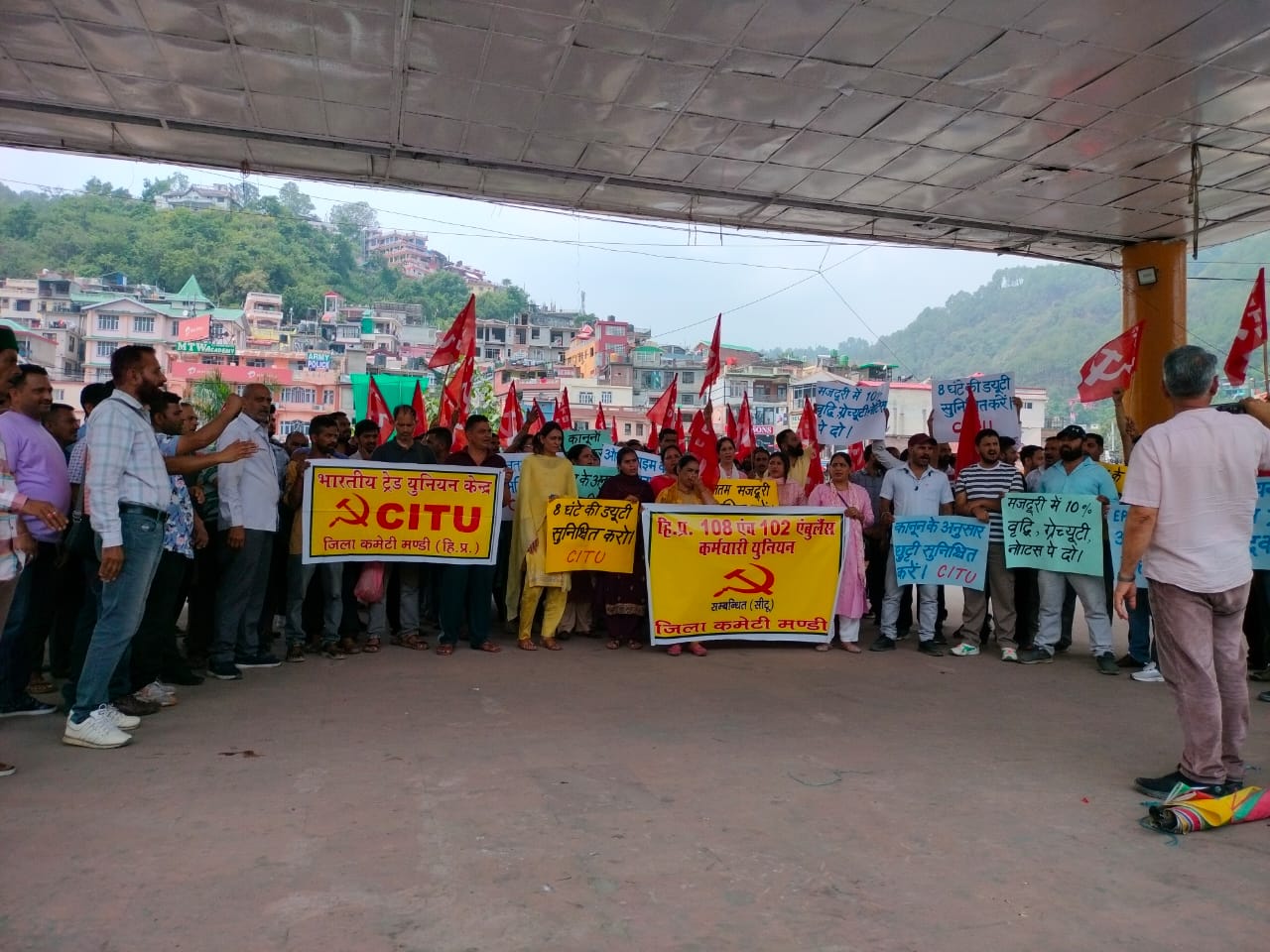 एम्बुलेंस कर्मचारी हड़ताल पर, मंडी में सीटू के नेतृत्व में किया प्रदर्शनऔर शहर में निकाली रैली
