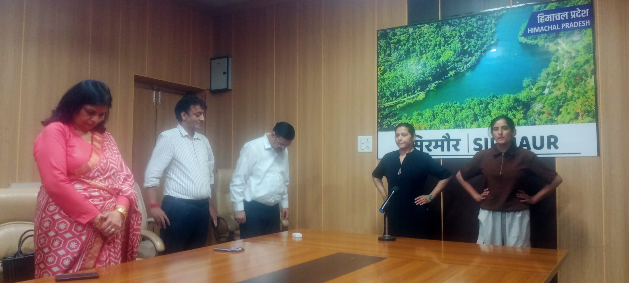 सिरमौर : सरकारी कार्यालयों में शुरू हुआ सूक्ष्म योगाभ्यास, तनाव मुक्त होंगे अधिकारी-कर्मचारी