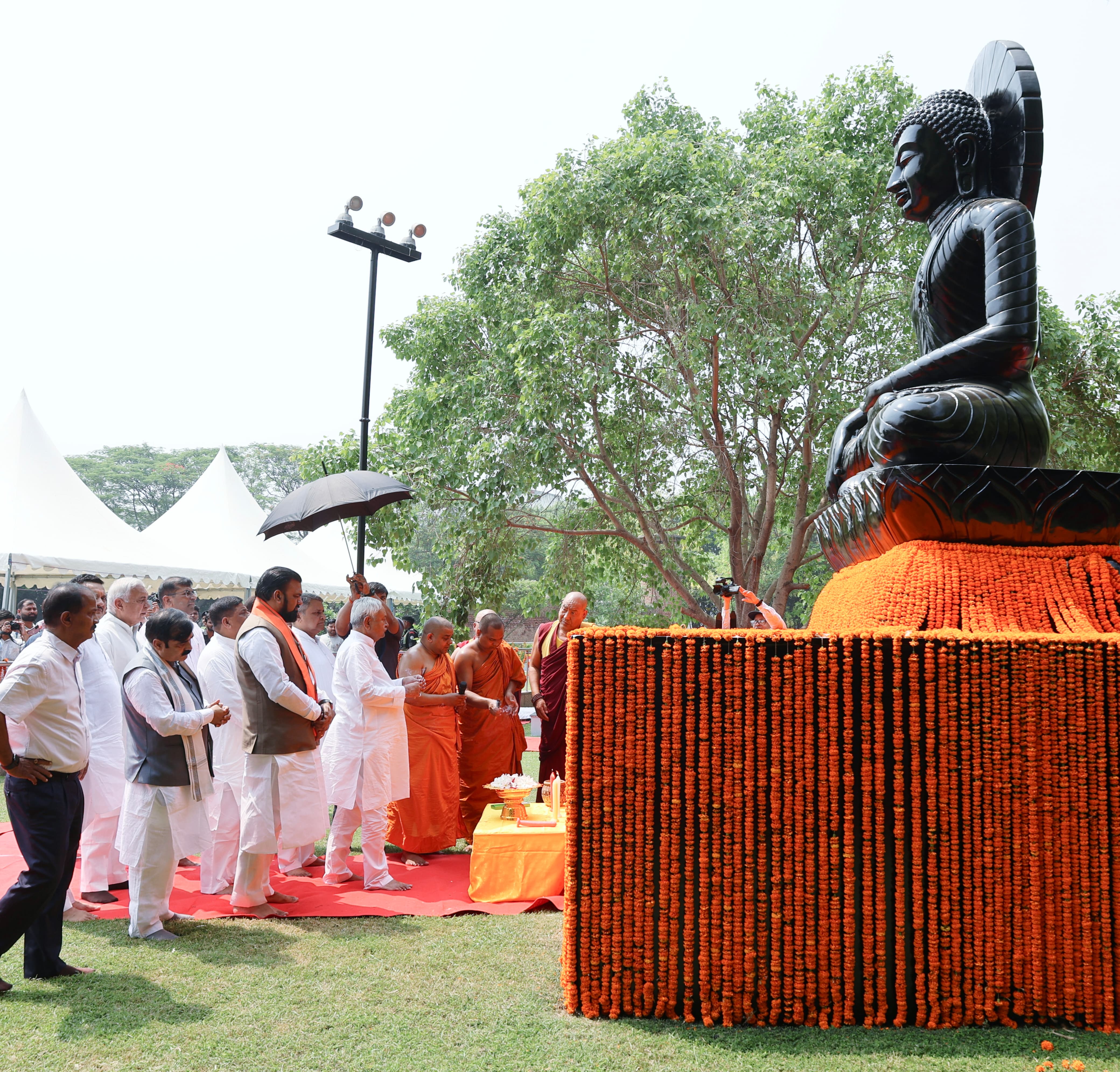 मुख्यमंत्री नीतीश कुमार बुद्ध पूर्णिमा के मौका पर बुद्ध प्रतिमा पर श्रद्धांजलि देते मुख्यमंत्री नीतीश कुमार बुद्ध पूर्णिमा के मौका पर बुद्ध प्रतिमा पर श्रद्धांजलि देते
