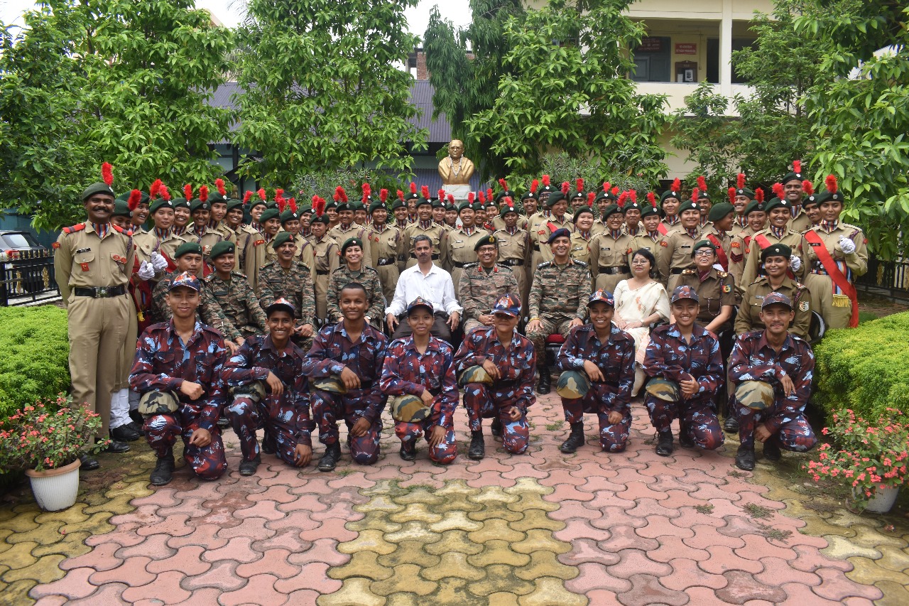 एनसीसी कैडेट्स के लिए बाधा कोर्स और राइफल सिम्युलेटर के उद्घाटन की तस्वीर।