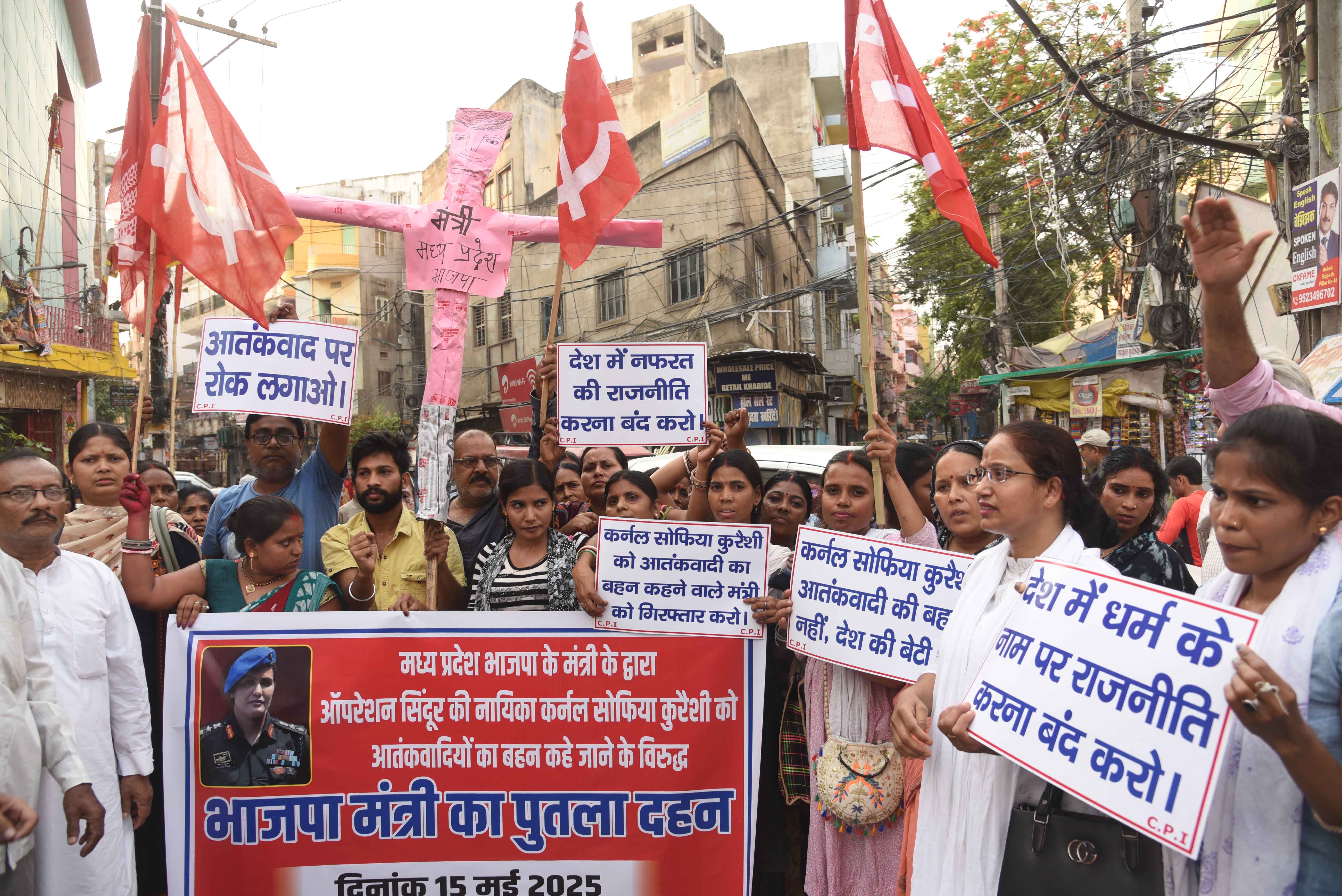सीपीआई कार्यकर्ताओं ने सेना अधिकारी कर्नल सोफिया कुरैशी पर विवादास्पद टिप्पणी को लेकर मध्य प्रदेश के मंत्री और भाजपा नेता विजय शाह के खिलाफ विरोध प्रदर्शन एवं पुतला दहन करते
