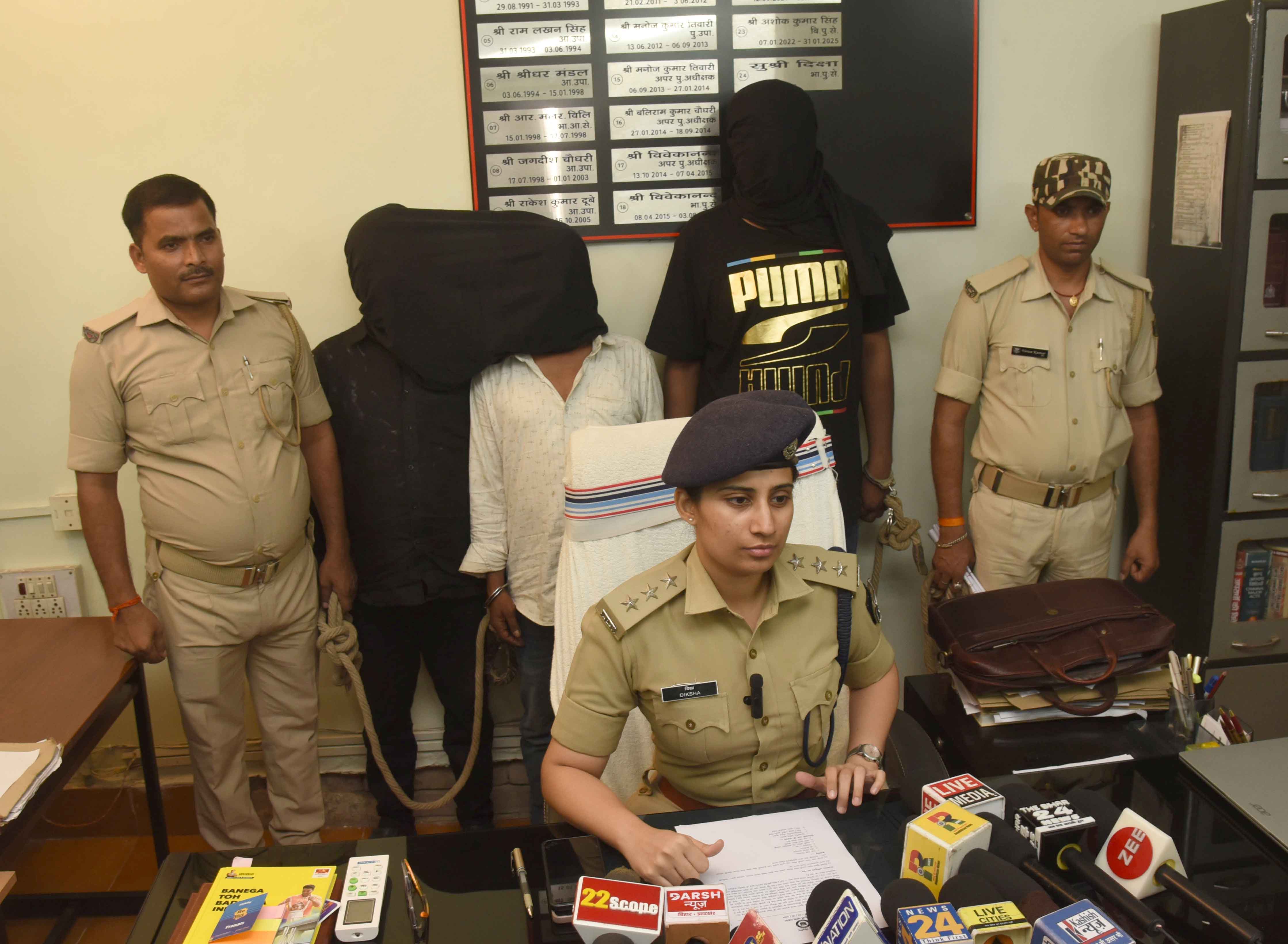 कदमकुआं थाना अंतर्गत लूट एवं चैन स्नैचिंग मामले में अपराधियों की गिरफ्तारी पर प्रेस वार्ता को संबोधित करते टाउन एसपी दीक्षा कदमकुआं थाना अंतर्गत लूट एवं चैन स्नैचिंग मामले में अपराधियों की गिरफ्तारी पर प्रेस वार्ता को संबोधित करते टाउन एसपी दीक्षा