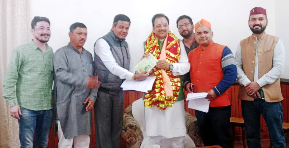 कूटा-उटा अध्यक्ष ने सांसद को साैंपा ज्ञापन