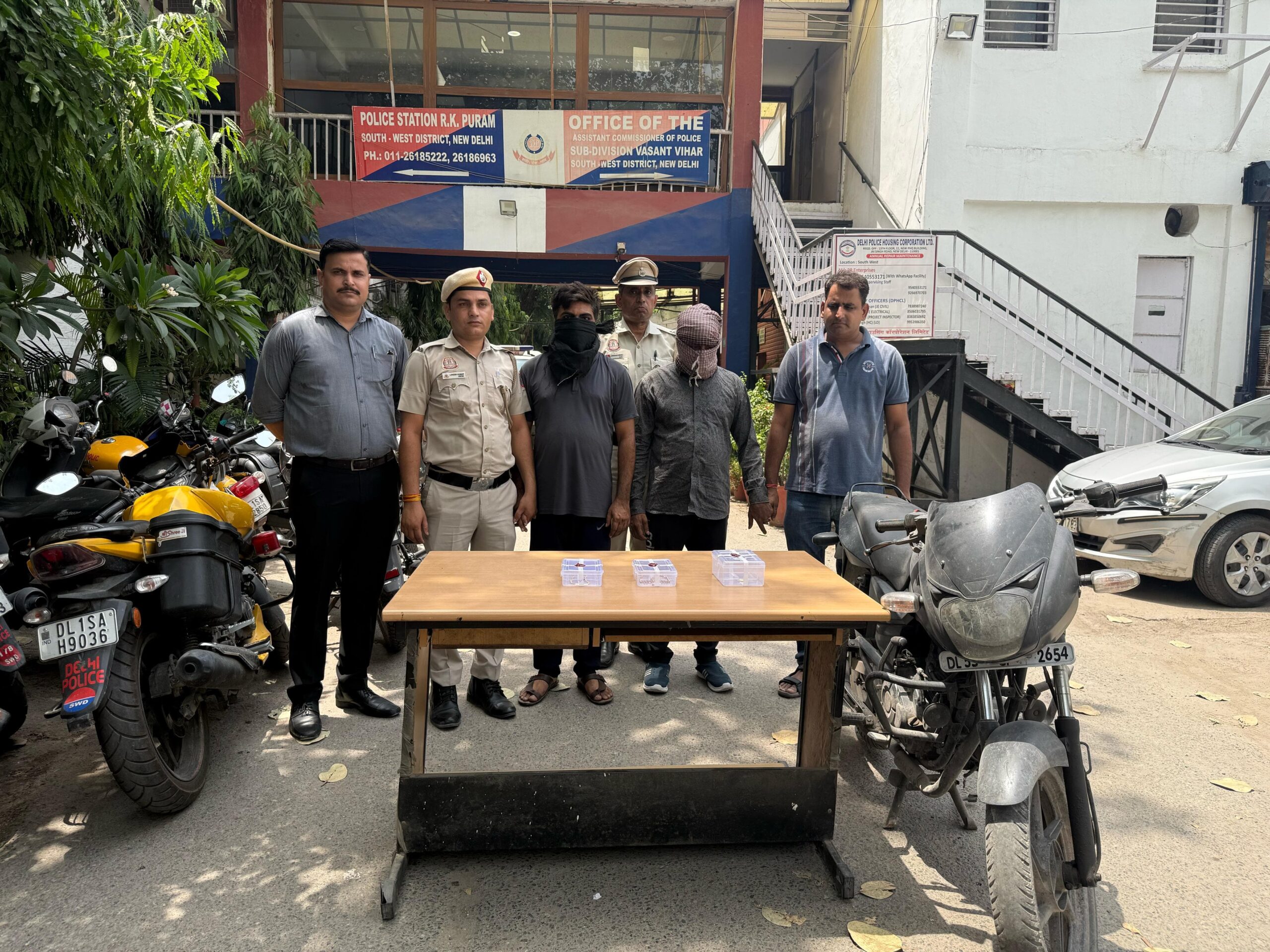 दो कुख्यात बदमाश गिरफ्तार, 40 से अधिक मामलों में थे वांछित