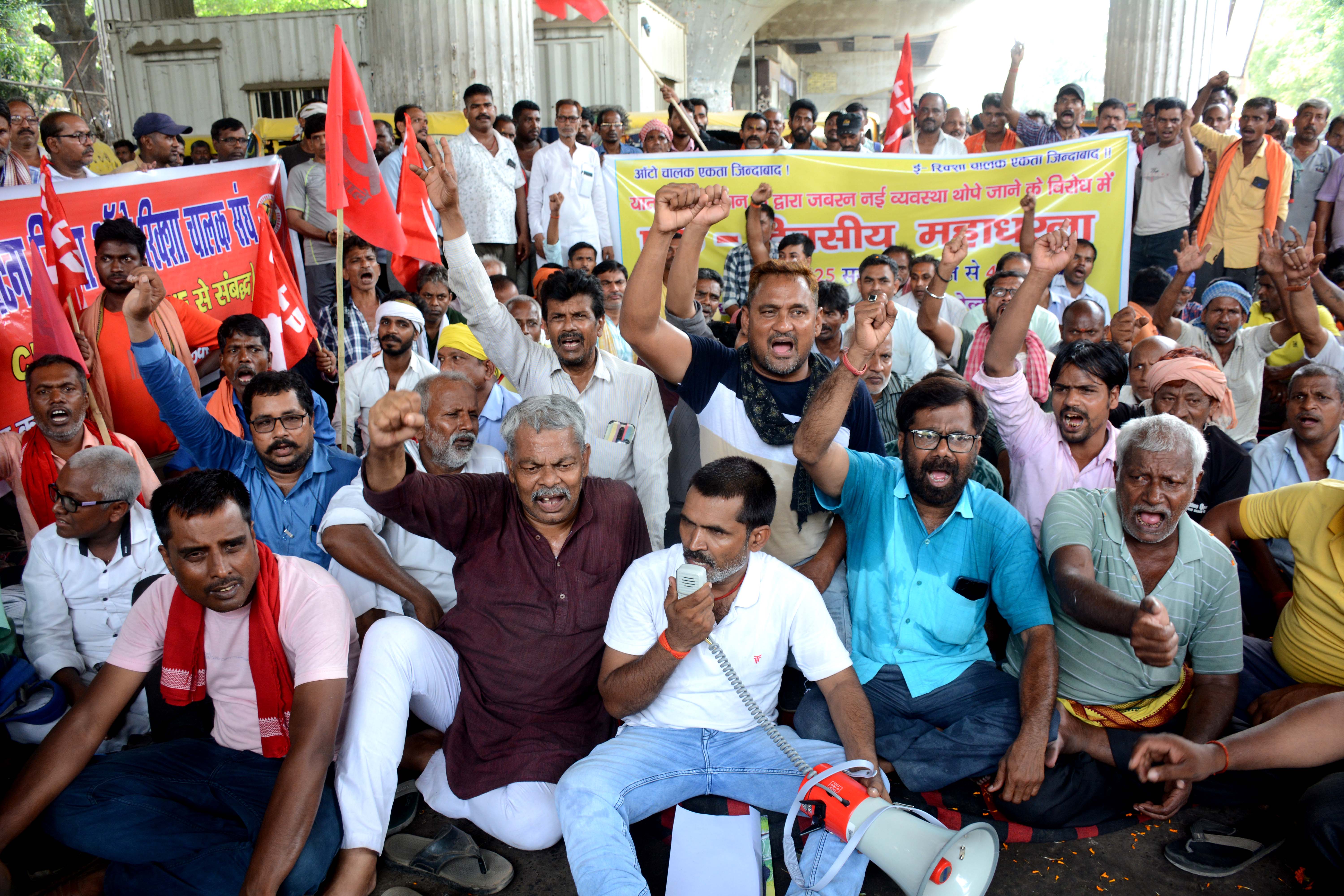 पटना ऑटो चालक ई रिक्शा चालक नई रूट प्लान लागू किए जाने के मामले को लेकर  धरना देते