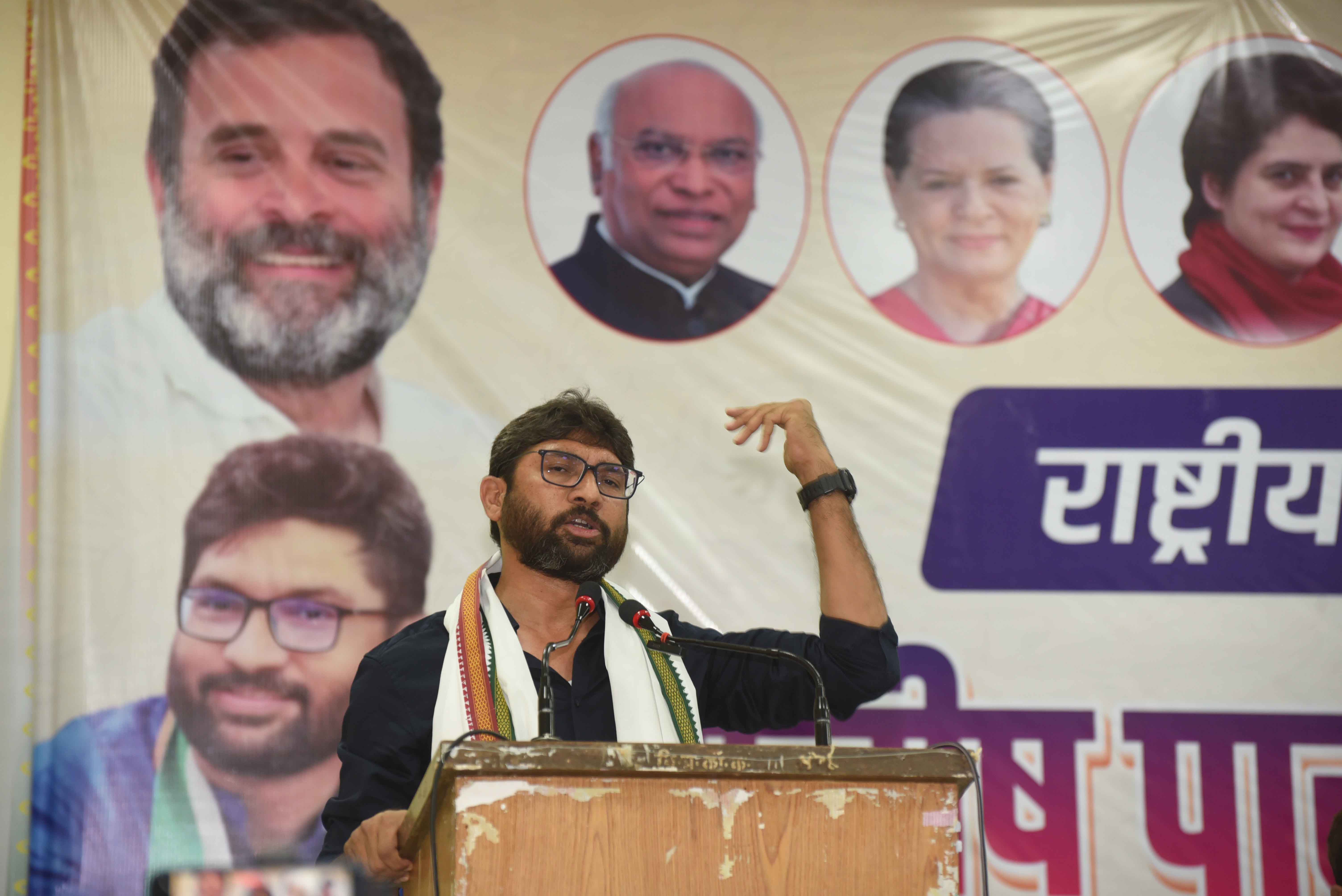 गुजरात कांग्रेस के कार्यकारी अध्यक्ष जिग्नेश मेवाणी मिलन समारोह को सम्बोधित करते गुजरात कांग्रेस के कार्यकारी अध्यक्ष जिग्नेश मेवाणी मिलन समारोह को सम्बोधित करते