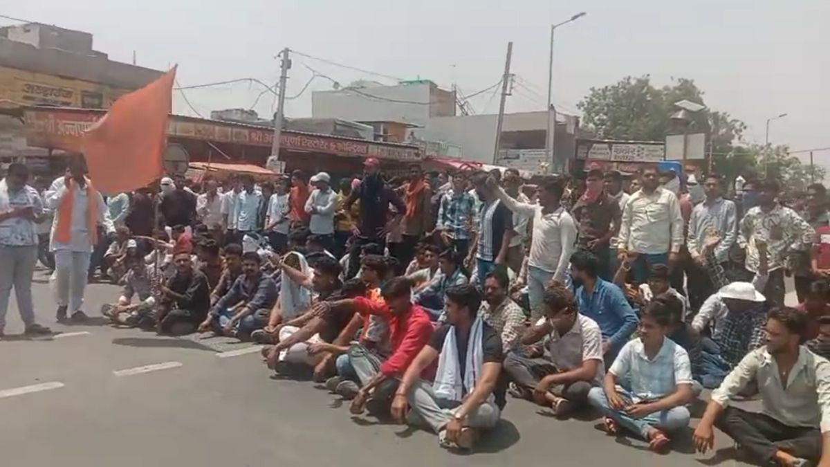 लव जिहाद के बाद गांव में तनाव, गुस्साए ग्रामीणाें ने किया नेशनल हाईवे पर चक्काजाम, आरोपियों के घरों में बुलडोजर चलाने की मांग