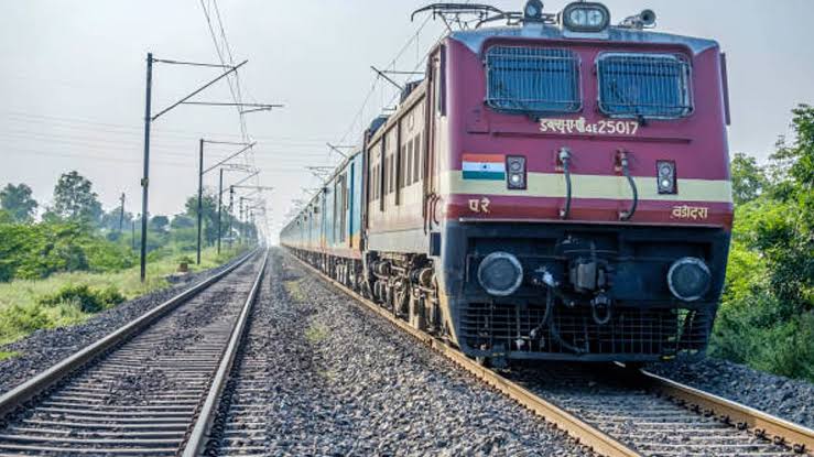 ट्रेन की चपेट में आने से किशोरी की मौत