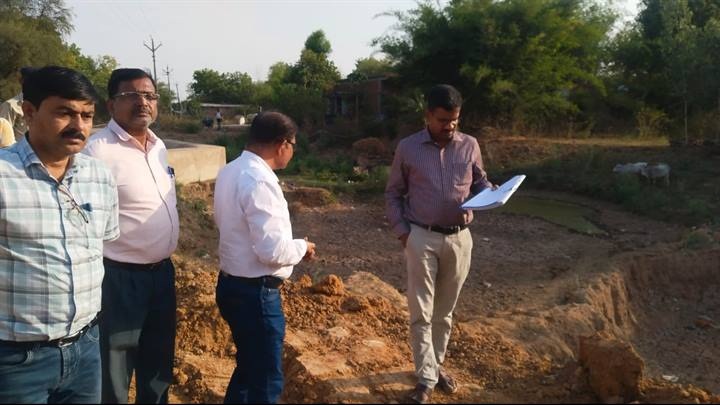 कलेक्टर ने किया गौ अभ्यारण्य स्थल का निरीक्षण कलेक्टर ने किया गौ अभ्यारण्य स्थल का निरीक्षण