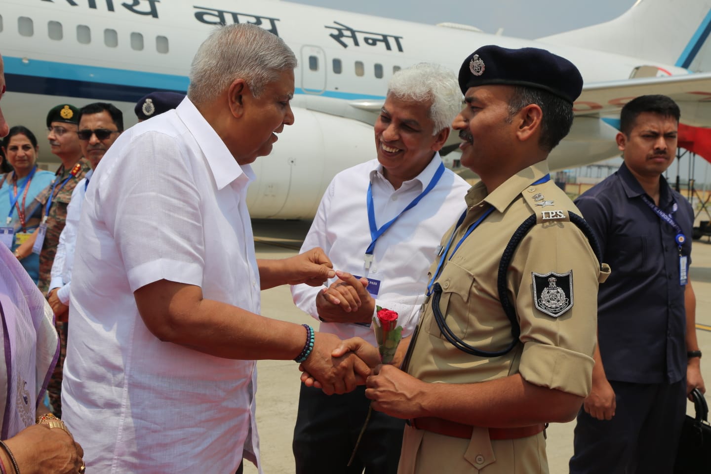 जबलपुर : उपराष्ट्रपति जगदीप धनखड़ का सपत्नीक डुमना विमानतल पर भव्य स्वागत हुआ