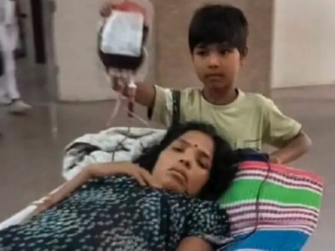 मेडिकल कॉलेज : मां को चढ़ रही खून की बोतल पकड़े मासूम मामले की अनदेखी करने वाले भी नपेंगे