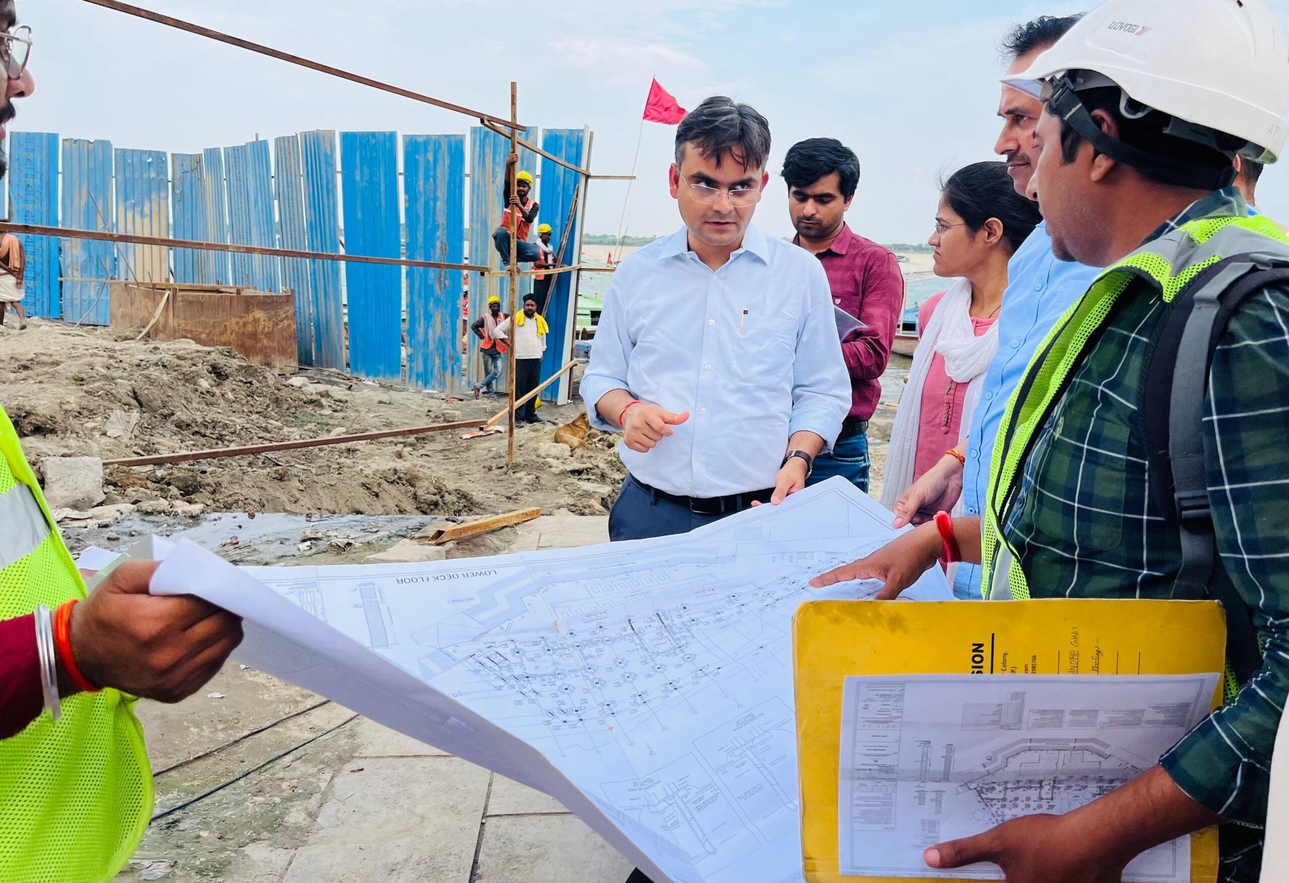मणिकर्णिका घाट पर बारिश के पहले रिटेनिंग वॉल तैयार करा ली जाये: जिलाधिकारी