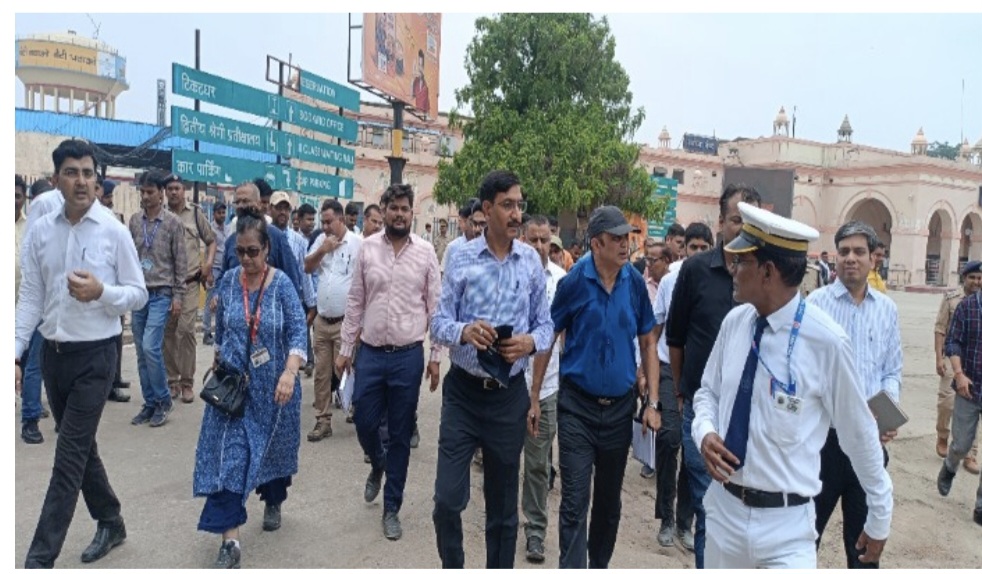 डीआरएम ने अयोध्या कैंट व अयोध्या धाम रेलवे स्टेशन का किया निरीक्षण