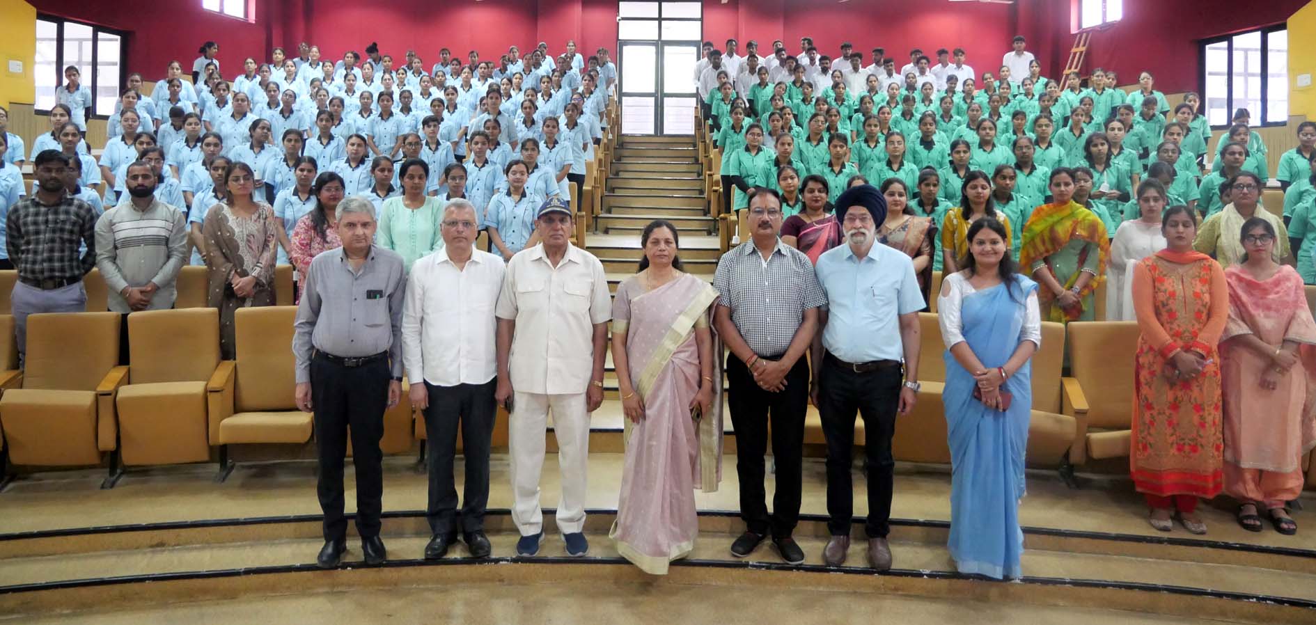 नर्सिंग स्टाफ के साथ डॉ. डीपी वत्स व अन्य अधिकारी। नर्सिंग स्टाफ के साथ डॉ. डीपी वत्स व अन्य अधिकारी।