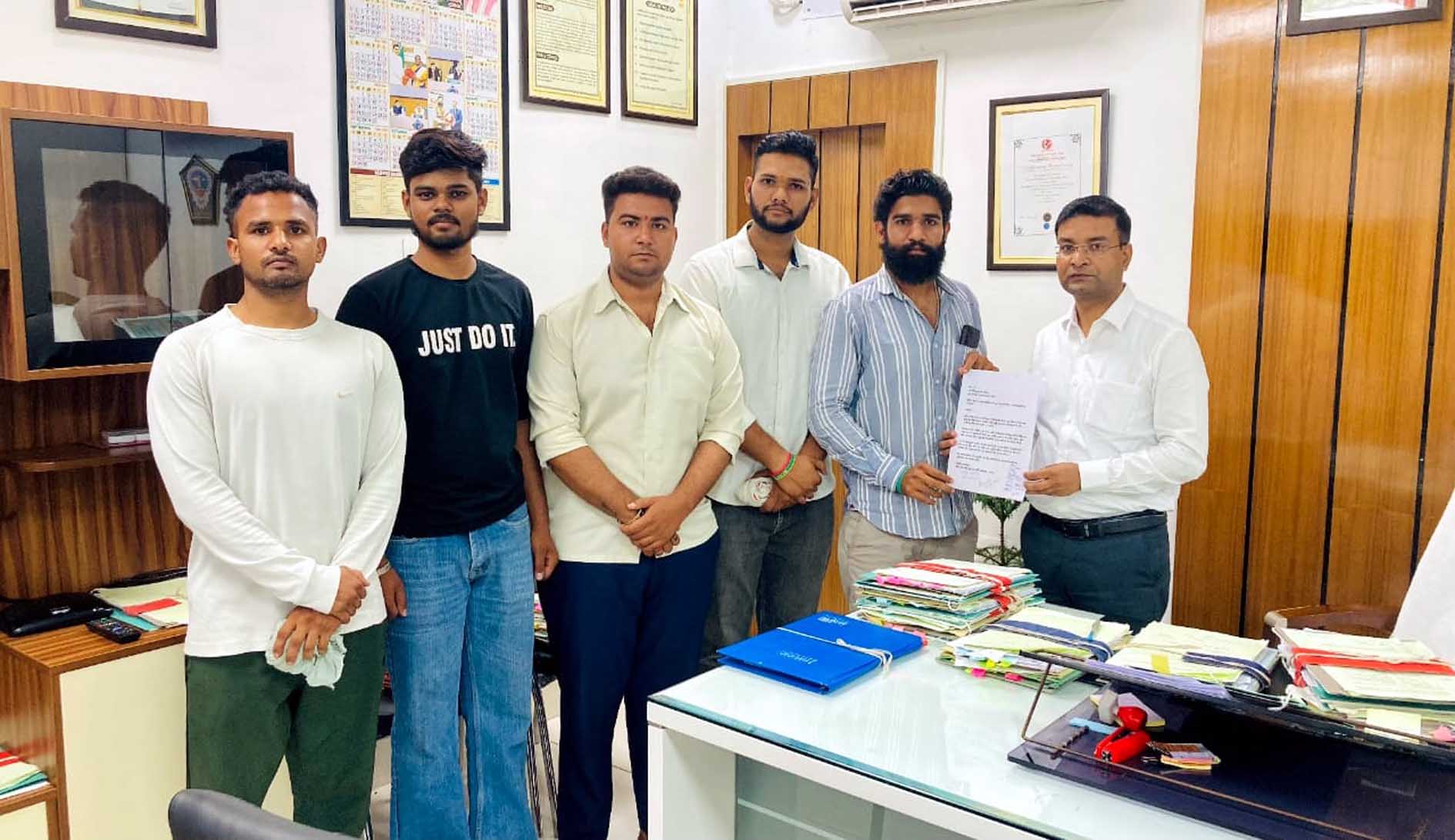 हिसार : फीस वृद्धि के विरोध मे इनसो ने गुजवि में रजिस्ट्रार को सौंपा ज्ञापन