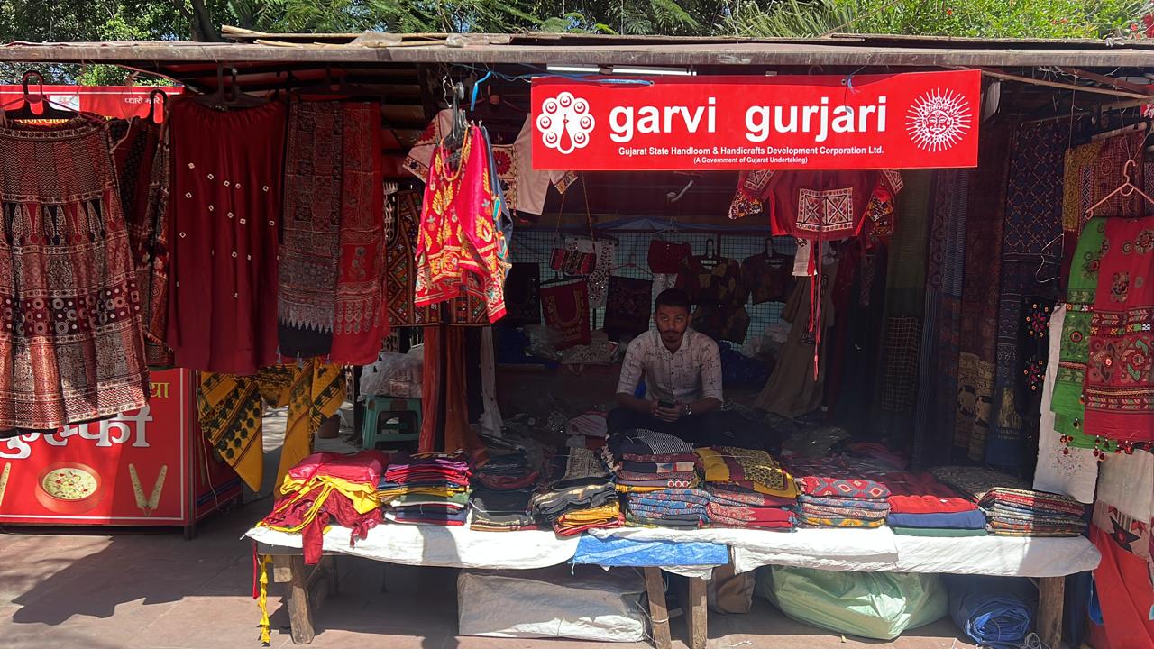 गुजरात सरकार परंपरागत कारीगराें के बनाई सामग्री के विपणण की व्यवस्था के तहत उनके लिए निशुल्क स्टाॅल की भी व्यवस्था करती है। गुजरात सरकार परंपरागत कारीगराें के बनाई सामग्री के विपणण की व्यवस्था के तहत उनके लिए निशुल्क स्टाॅल की भी व्यवस्था करती है।