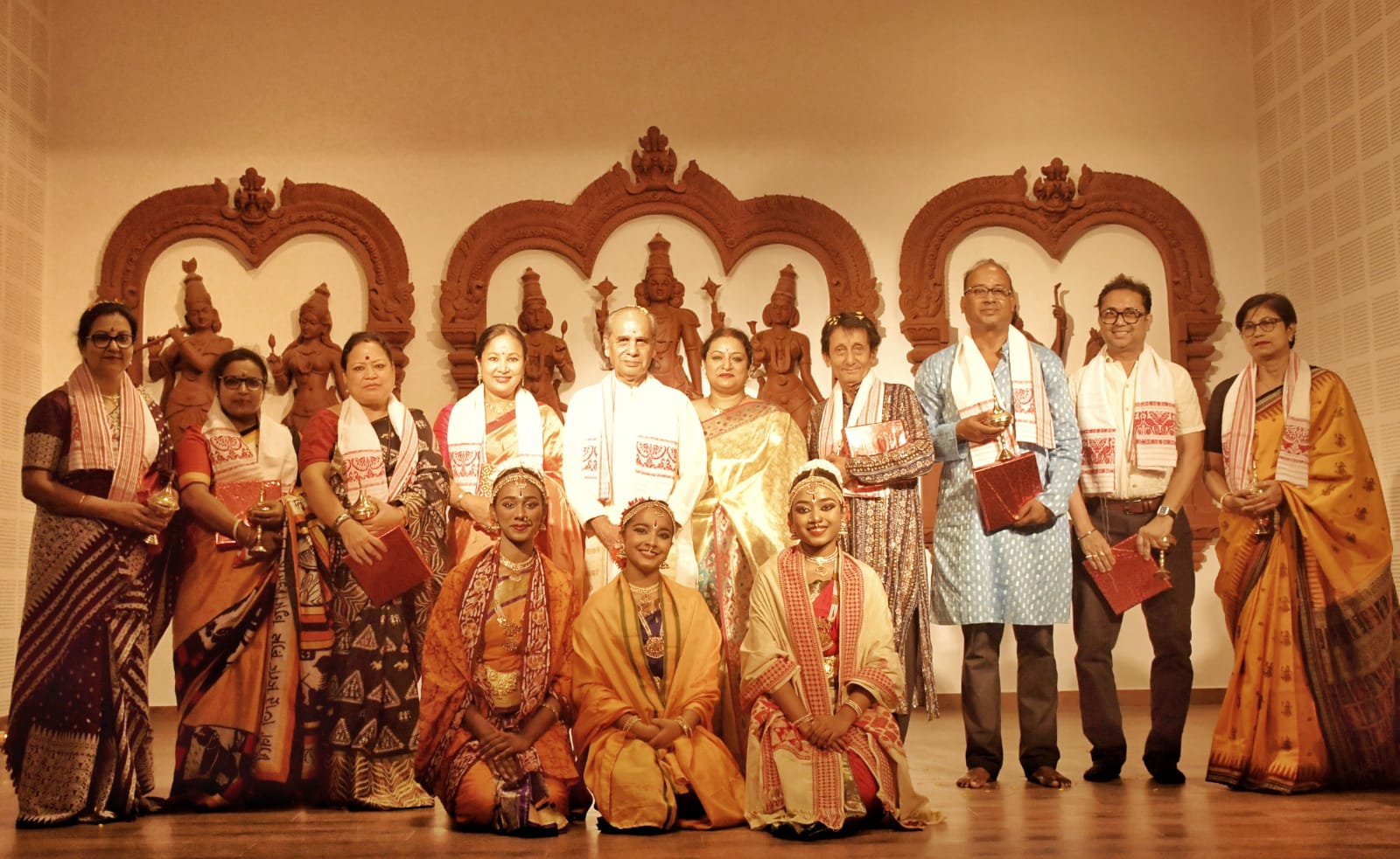 भारतीय सांस्कृतिक विरासत व परंपरा का अनुपम प्रदर्शन: मंजरी डांस अकादमी की तीन छात्राओं ने प्रस्तुत किया भरतनाट्यम आरंगेत्रम। भारतीय सांस्कृतिक विरासत व परंपरा का अनुपम प्रदर्शन: मंजरी डांस अकादमी की तीन छात्राओं ने प्रस्तुत किया भरतनाट्यम आरंगेत्रम।
