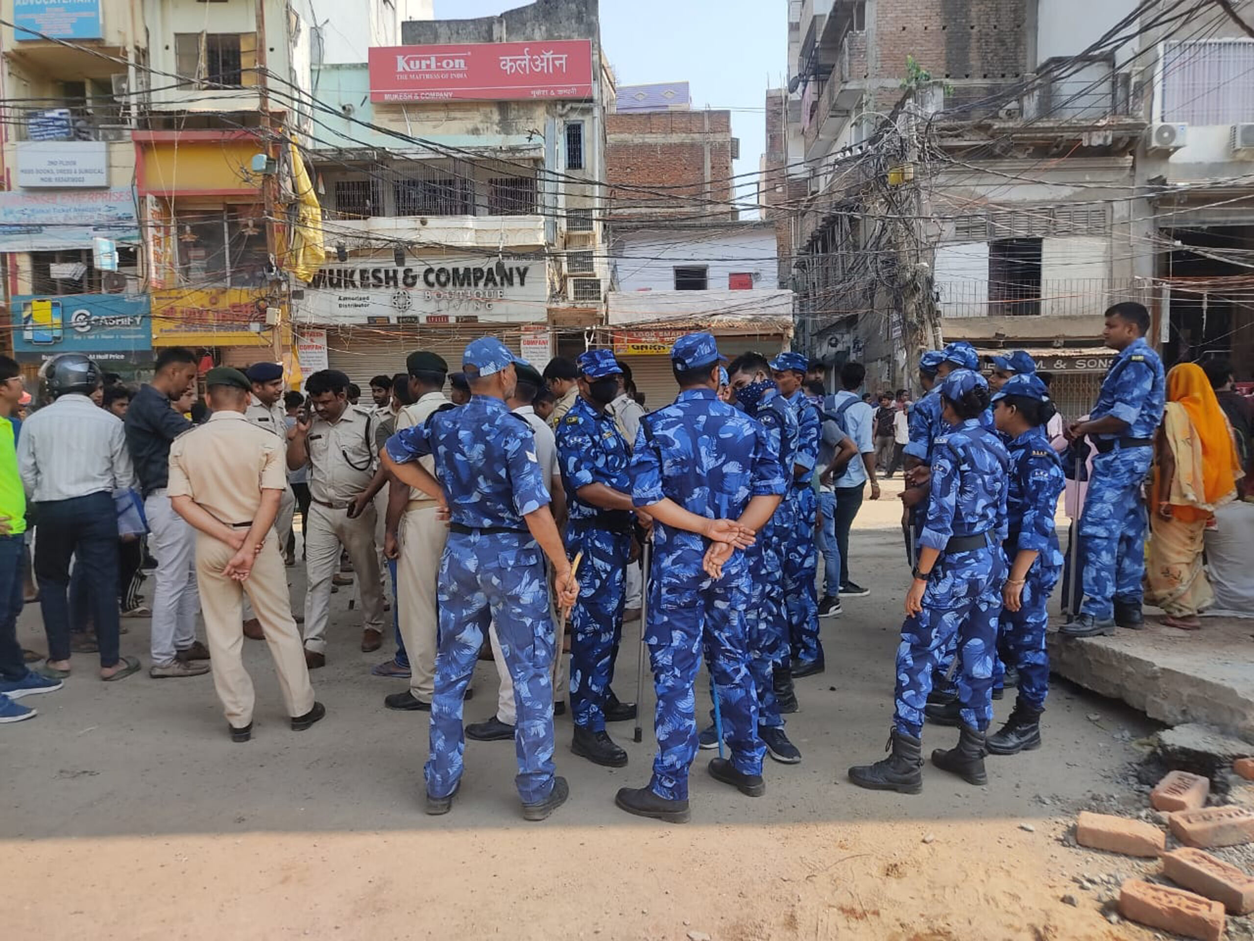 बीएन कॉलेज के हॉस्टल में छात्रों के दो गुटों में मारपीट और बमबाजी के बाद पुलिस जवान चौकसी करते