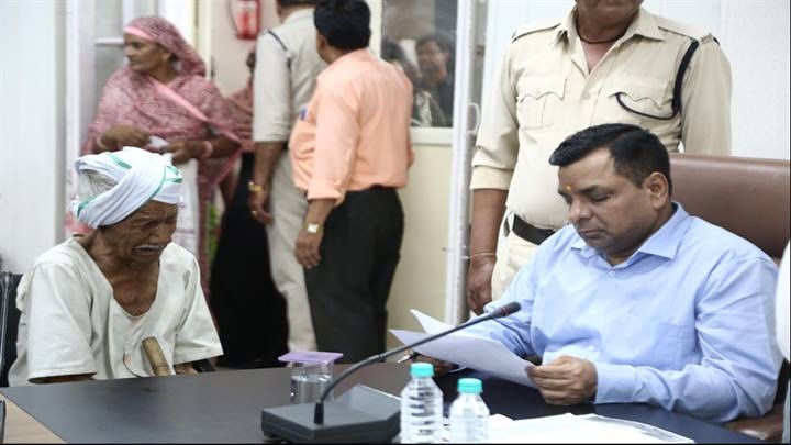 भोपाल में अधिकारियों ने सुनी आवेदकों की समस्याएं, 158 आवेदन प्राप्त हुए भोपाल में अधिकारियों ने सुनी आवेदकों की समस्याएं, 158 आवेदन प्राप्त हुए