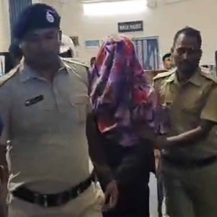 पश्चिम बंगाल: मदरसे में घुसकर युवक ने चार लोगों को चाकू मारा, हमलावार गिरफ्तार