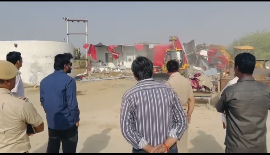 डंपर चालक को जेसीबी से उल्टा लटका कर पीटने वाले आरोपी तेजपाल सिंह के आवास पर चला बुलडोजर डंपर चालक को जेसीबी से उल्टा लटका कर पीटने वाले आरोपी तेजपाल सिंह के आवास पर चला बुलडोजर