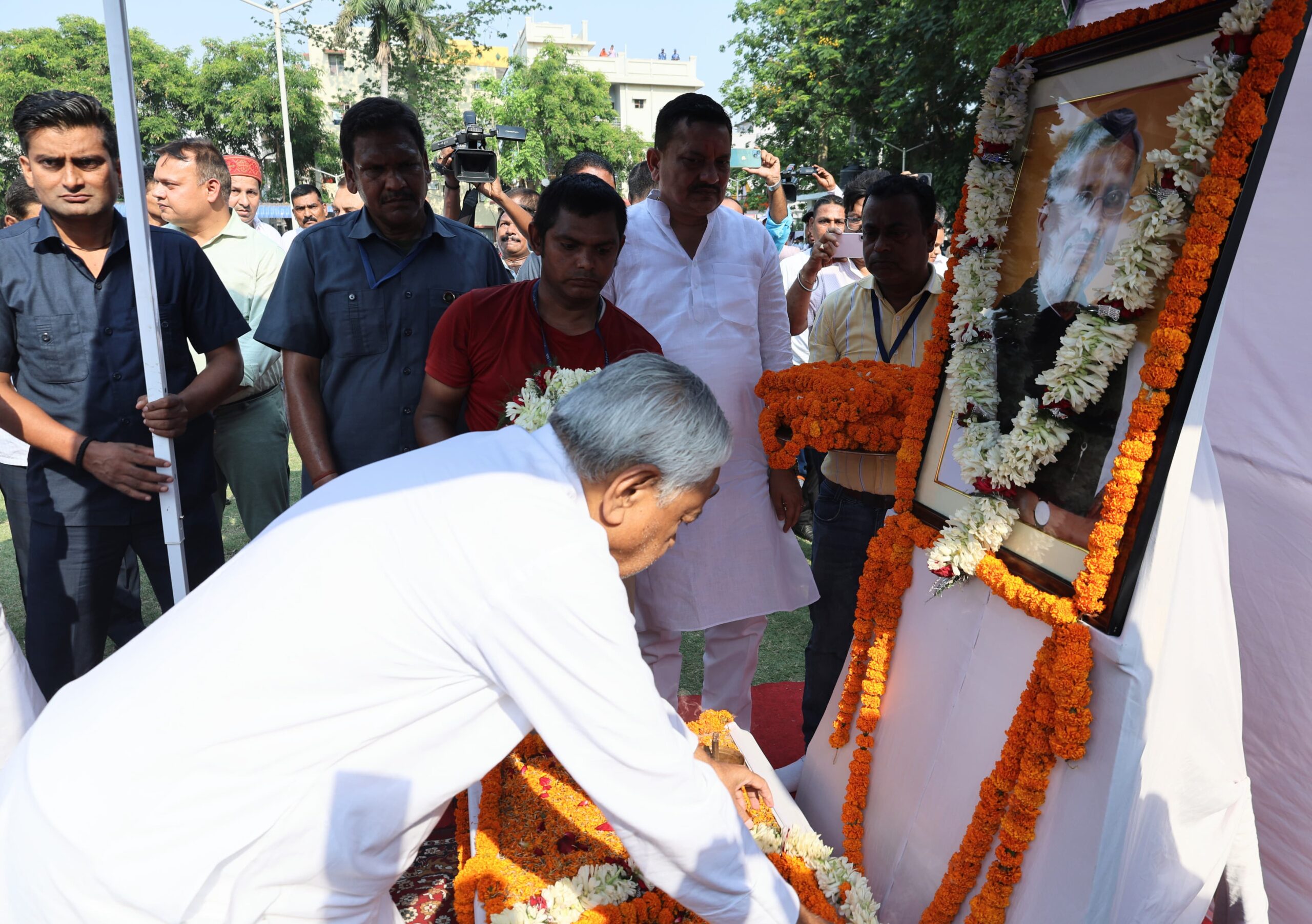 राजेंद्र नगर में मुख्यमंत्री नीतीश कुमार पूर्व उपमुख्यमंत्री स्वर्गीय सुशील कुमार मोदी की जयंती पर श्रद्धांजलि देते