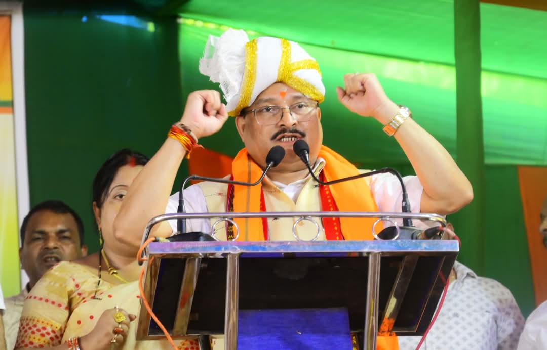बिल्ली आखिरकार थैले से बाहर आ गई: दिलीप सैकिया