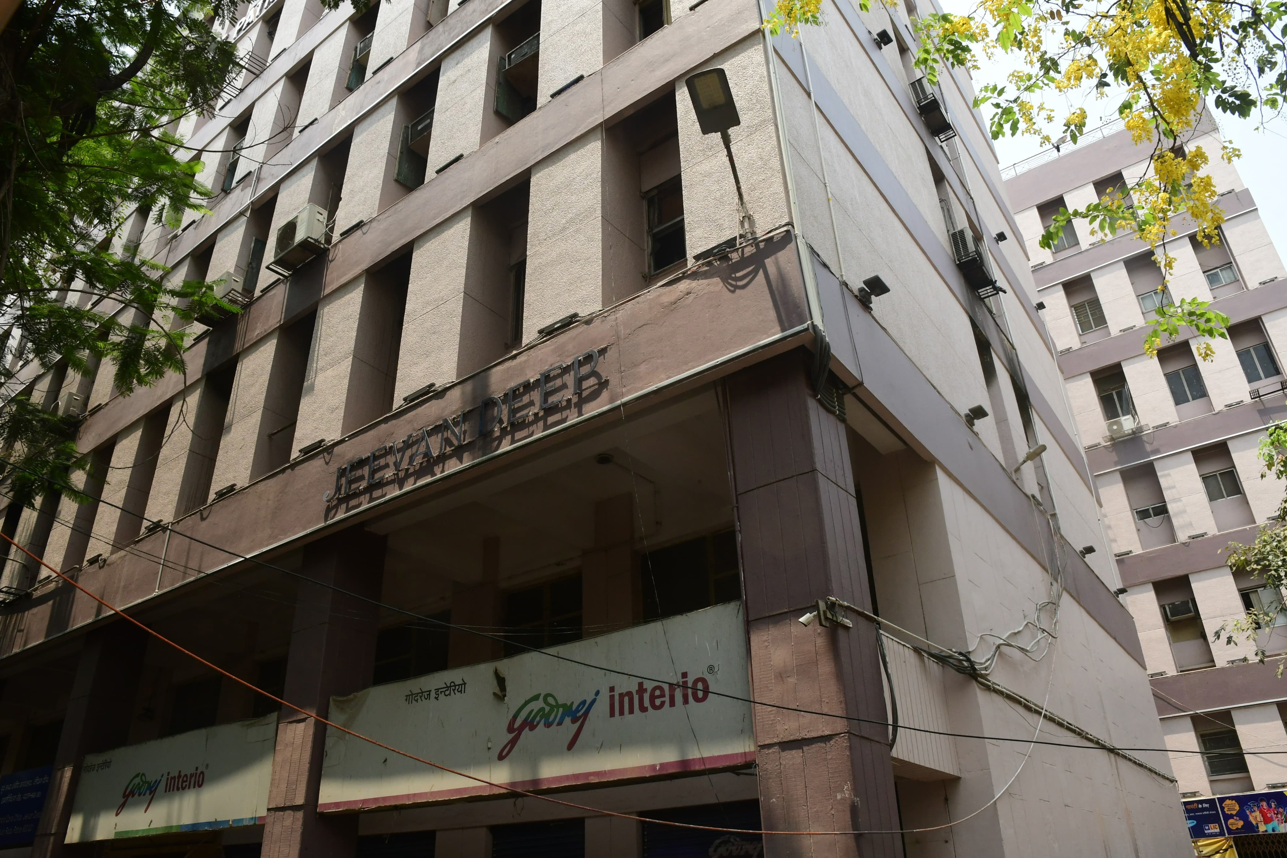 एक्सिबिशन रोड के जीवन बीमा निगम  (LIC)  बिल्डिंग में लगी आग