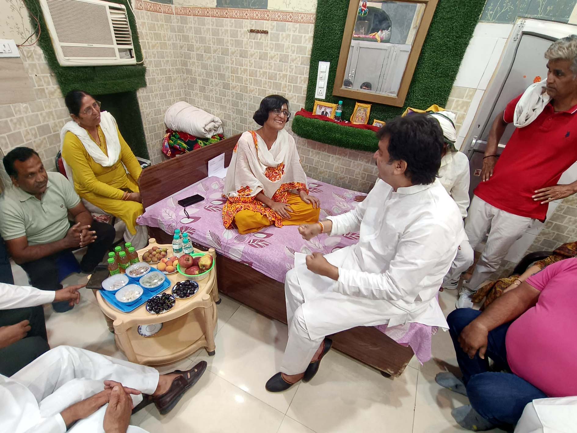 कार्यकर्ताओं से मिलते व उनकी कुशलक्षेम पूछते कुलदीप बिश्नोई। कार्यकर्ताओं से मिलते व उनकी कुशलक्षेम पूछते कुलदीप बिश्नोई।