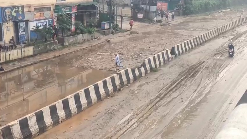 गुवाहाटी के बाहरी इलाका जोराबाट ओवर ब्रिज के नीचे जल जमाव के बाद राष्ट्रीय राजमार्ग पर फैला लाल मिट्टी का अंबार गुवाहाटी के बाहरी इलाका जोराबाट ओवर ब्रिज के नीचे जल जमाव के बाद राष्ट्रीय राजमार्ग पर फैला लाल मिट्टी का अंबार