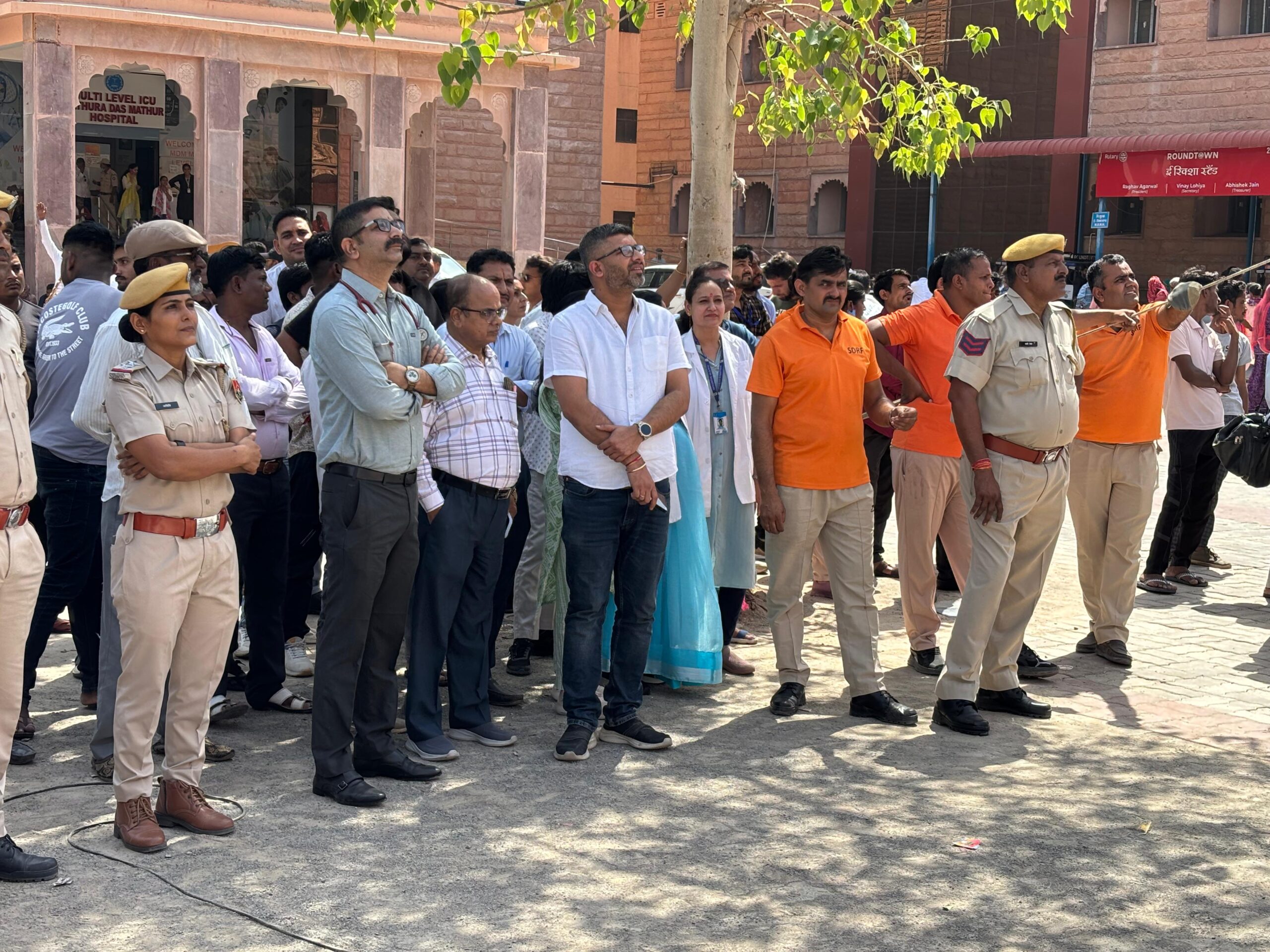 एसडीआरएफ दल पहुंचा एमडीएम अस्पताल, आपात स्थितियों से निपटने का दिया प्रशिक्षण