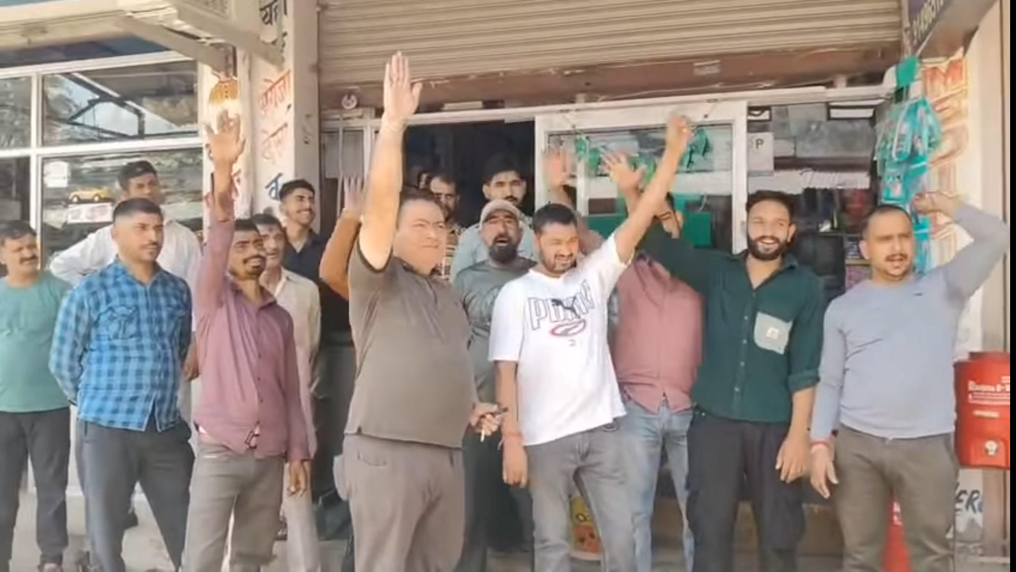 कूटा में एक साथ आठ दुकानों को चोरों ने बनाया निशाना, दुकानदारों में रोष