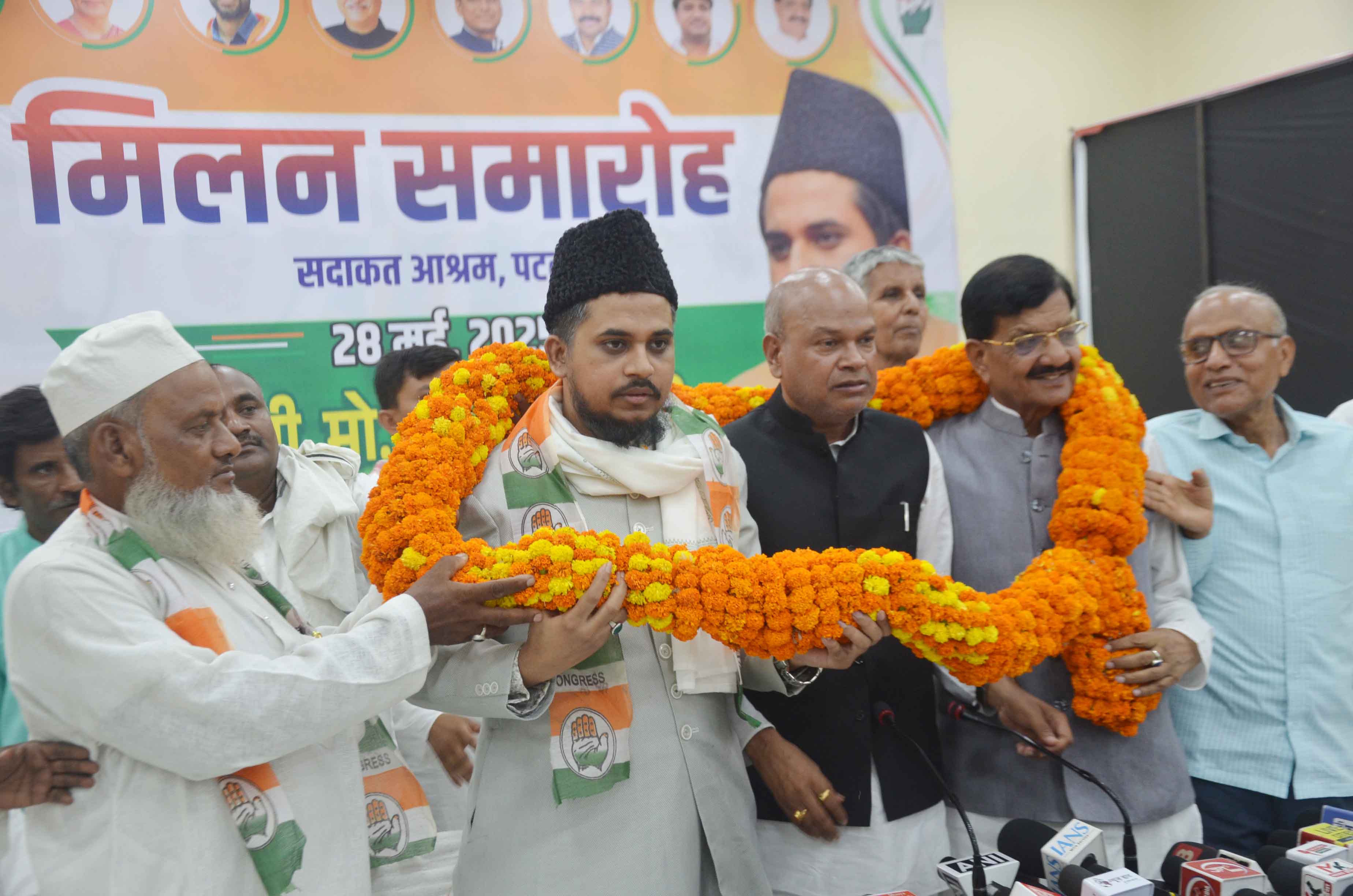 सदाक़त आश्रम में आयोजित मिलन समारोह में हाजी मोहम्मद परवीज सिद्दीकी के कांग्रेस में शामिल करते बिहार कांग्रेस के प्रदेश अध्यक्ष राजेश कुमार सदाक़त आश्रम में आयोजित मिलन समारोह में हाजी मोहम्मद परवीज सिद्दीकी के कांग्रेस में शामिल करते बिहार कांग्रेस के प्रदेश अध्यक्ष राजेश कुमार