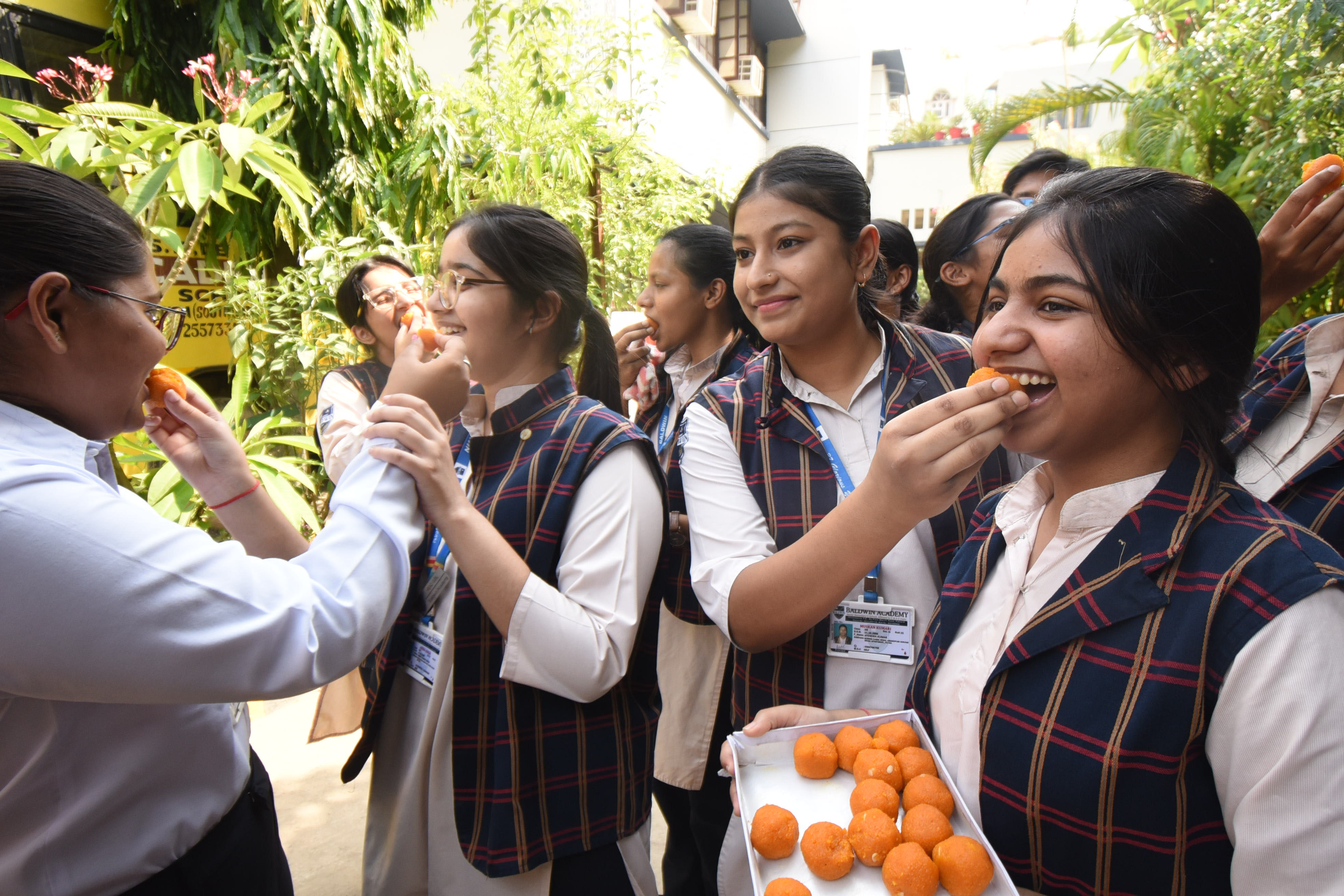 केंद्रीय माध्यमिक शिक्षा बोर्ड (सीबीएसई) की 12वीं कक्षा के परिणाम घोषित होने के बाद छात्र जश्न मनाते केंद्रीय माध्यमिक शिक्षा बोर्ड (सीबीएसई) की 12वीं कक्षा के परिणाम घोषित होने के बाद छात्र जश्न मनाते